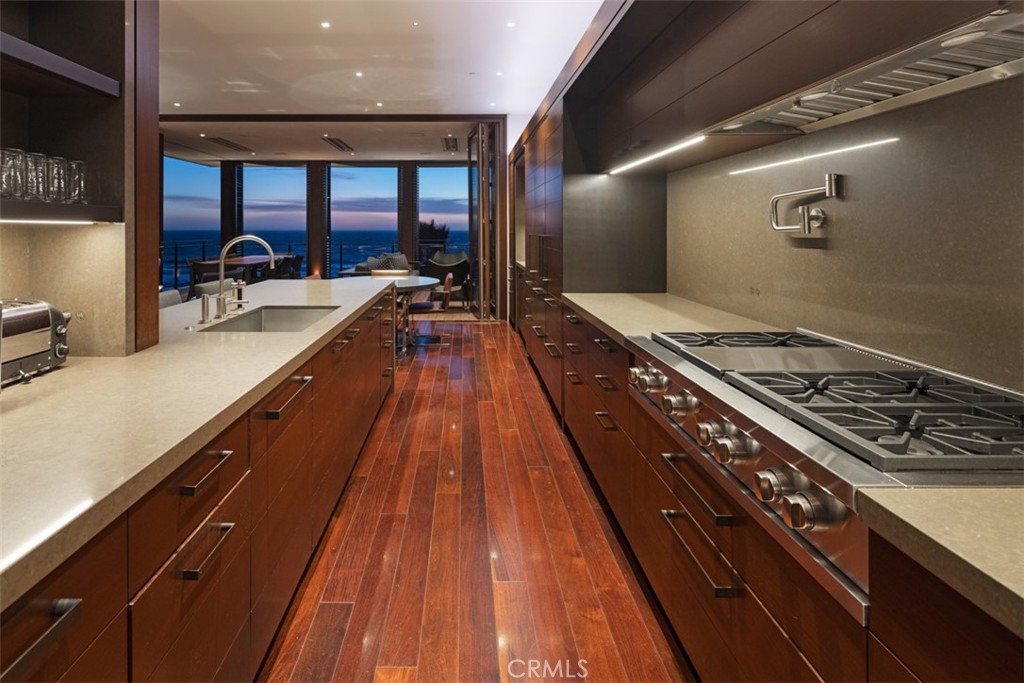3216 The Strand Property Photo 32