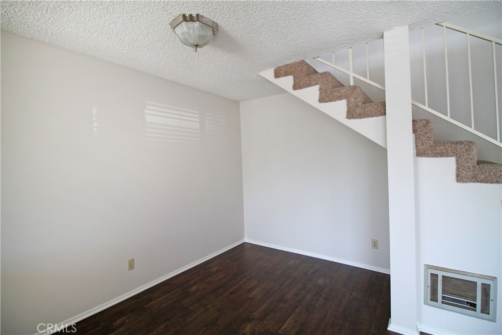 637 Manhattan Beach Boulevard Property Photo 5
