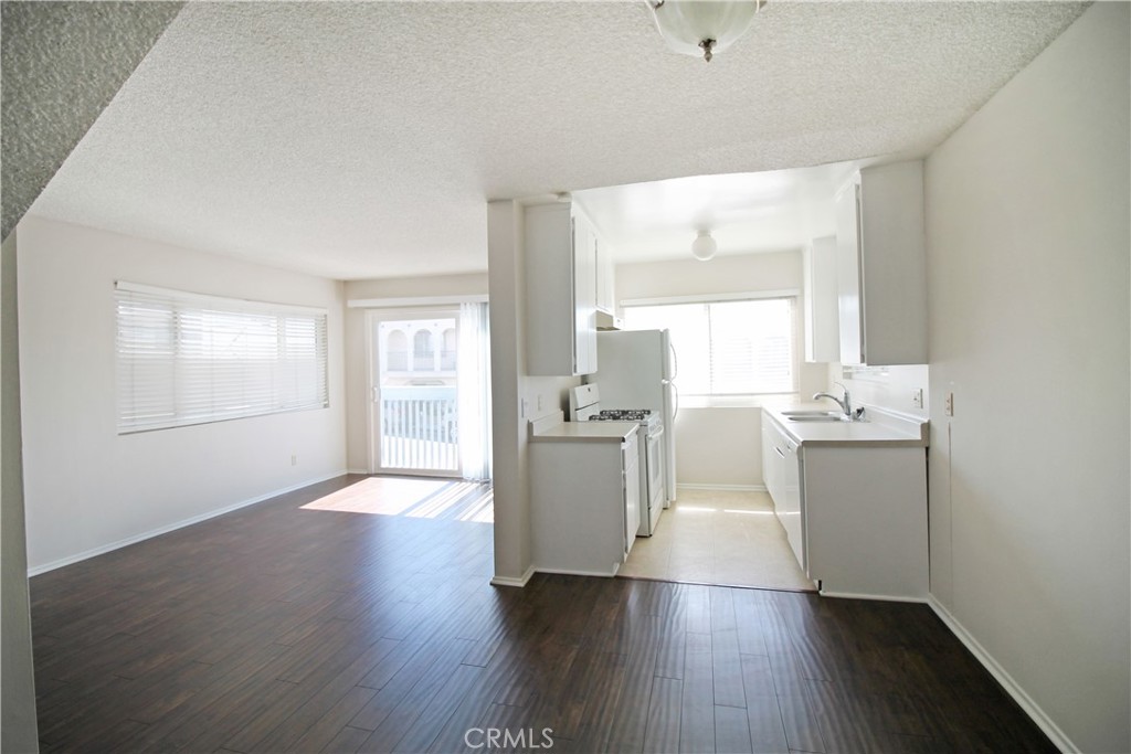637 Manhattan Beach Boulevard Property Photo 7