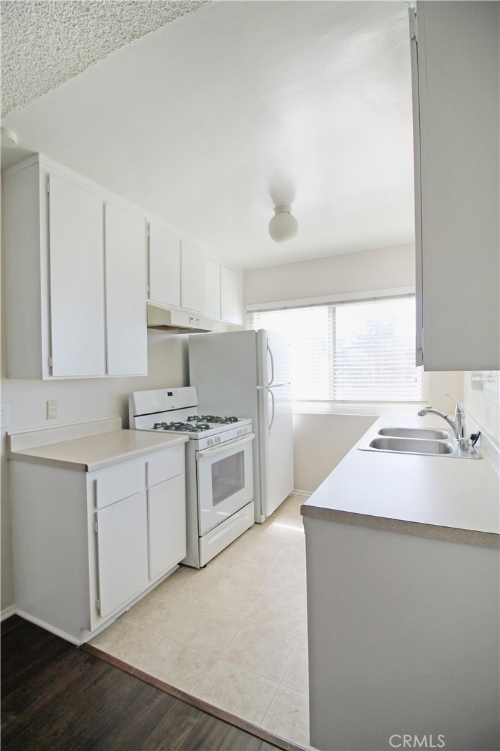 637 Manhattan Beach Boulevard Property Photo 8