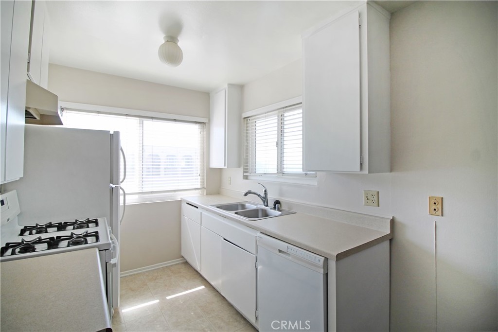 637 Manhattan Beach Boulevard Property Photo 9