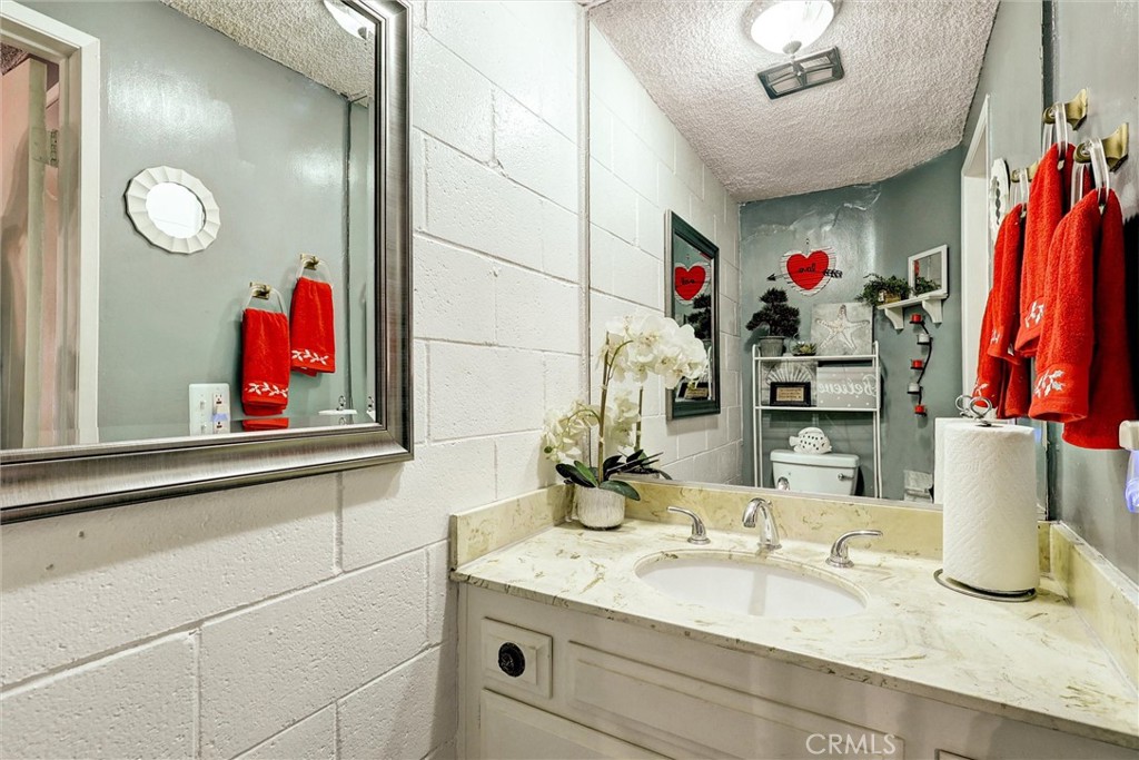 240 W Queen Street 9 Property Photo 15