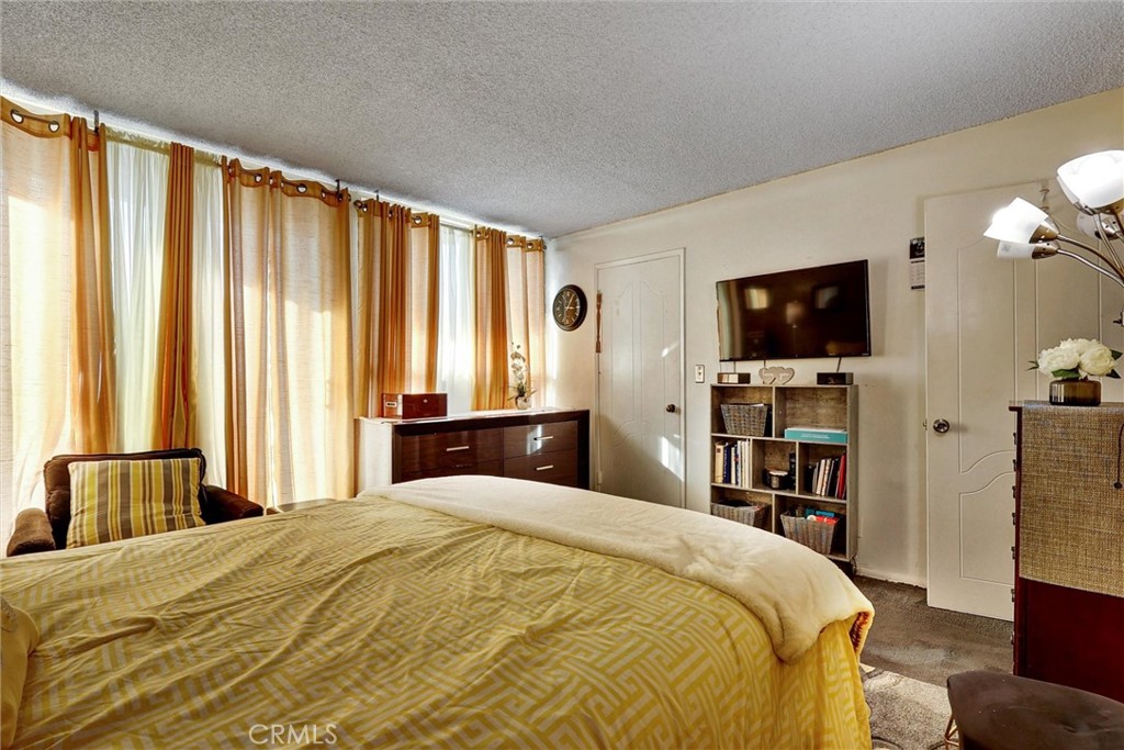 240 W Queen Street 9 Property Photo 21
