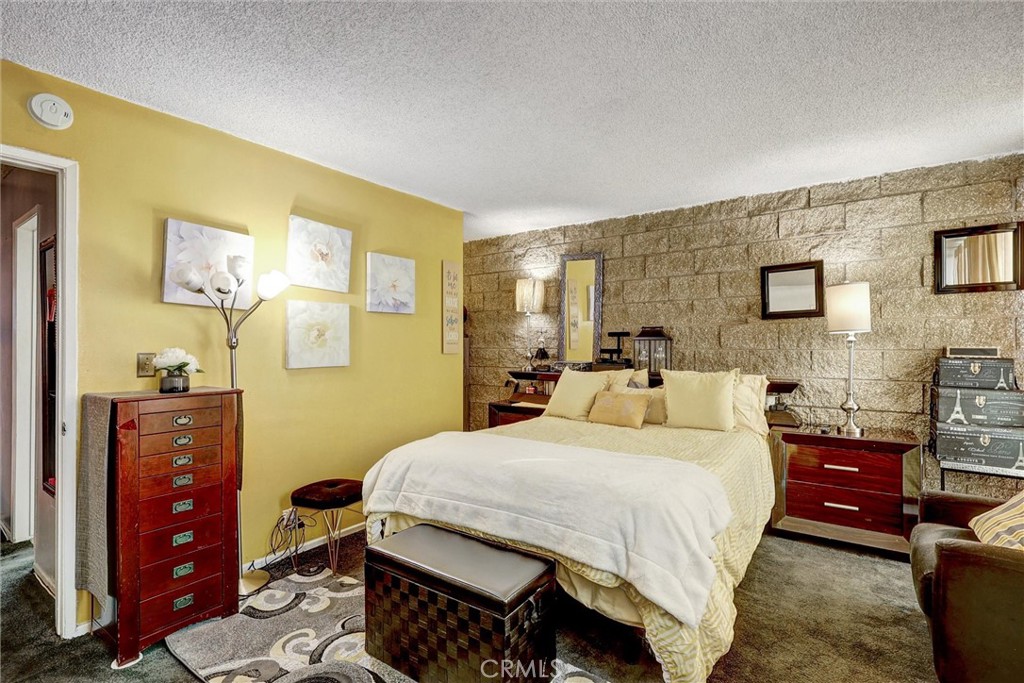 240 W Queen Street 9 Property Photo 23