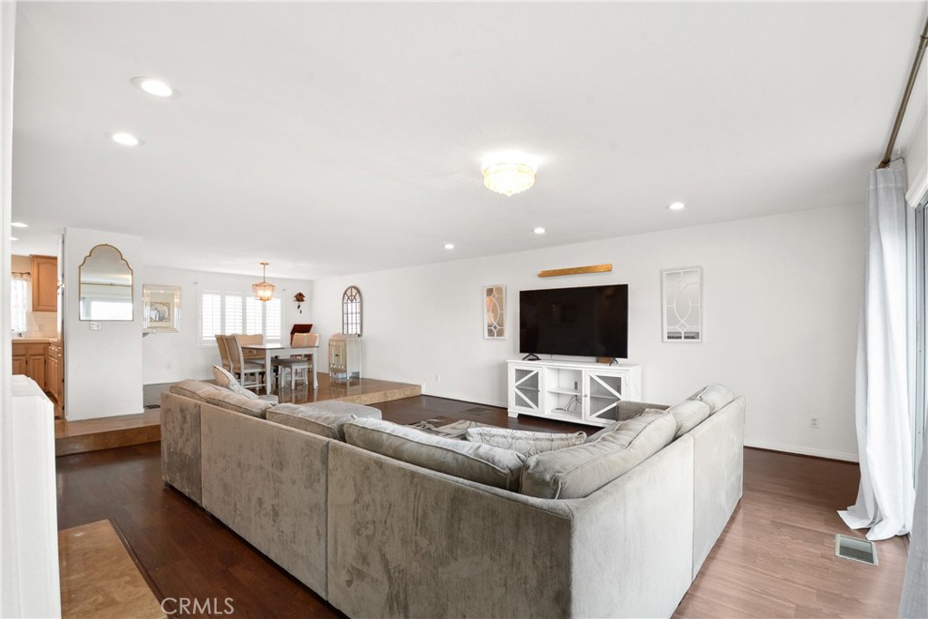 1158 W 11th Street J Property Photo 16