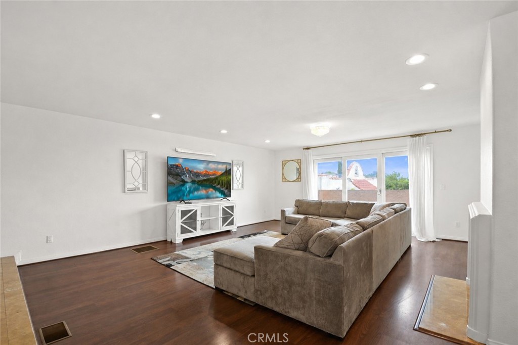 1158 W 11th Street J Property Photo 18