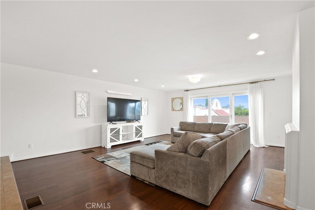 1158 W 11th Street J Property Photo 19