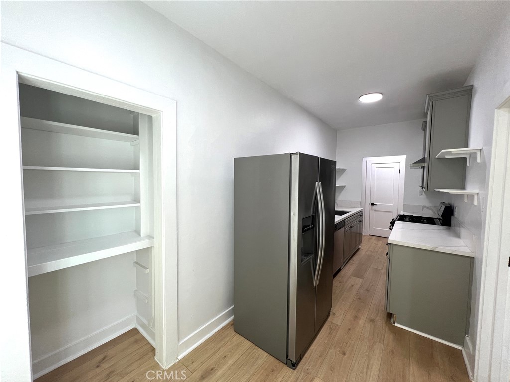 1557 W 36th Place 1/2 Property Photo 7