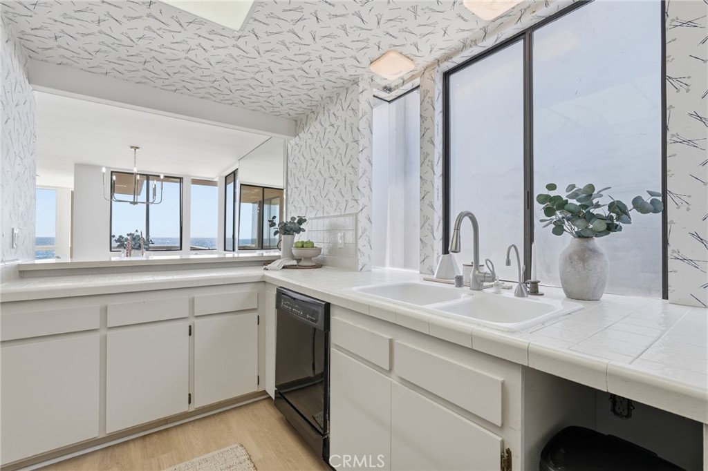 2516 The Strand Property Photo 31