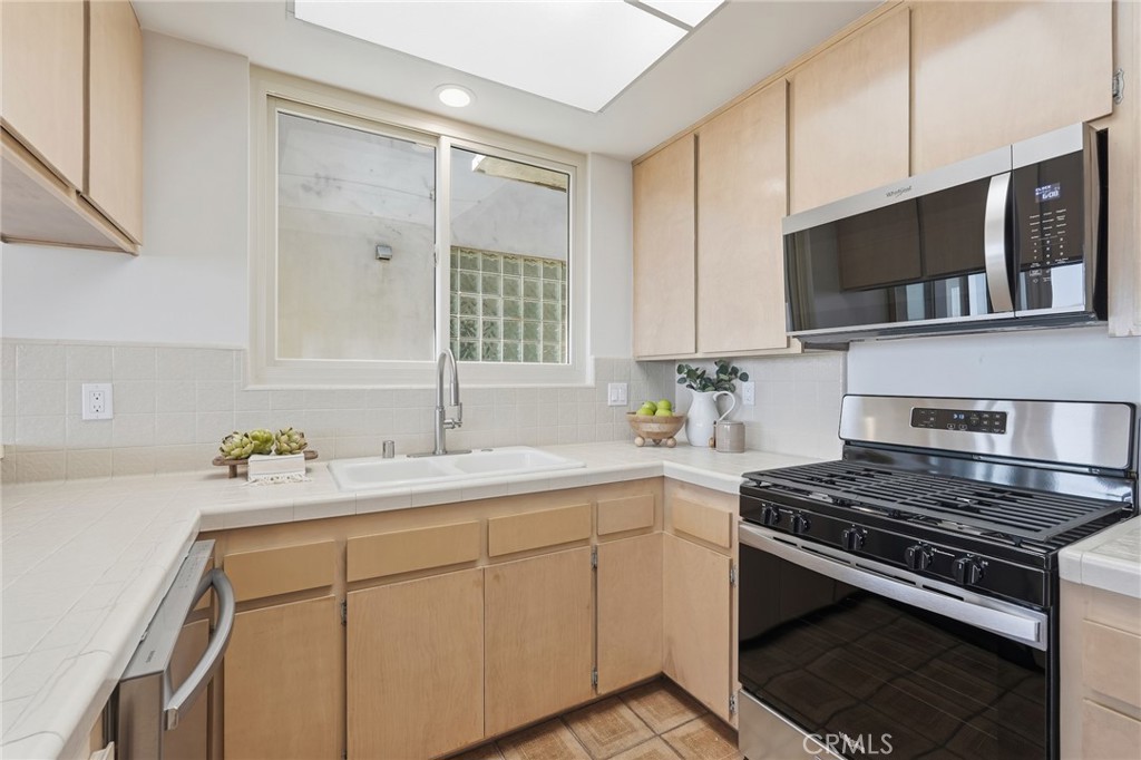2516 The Strand Property Photo 57