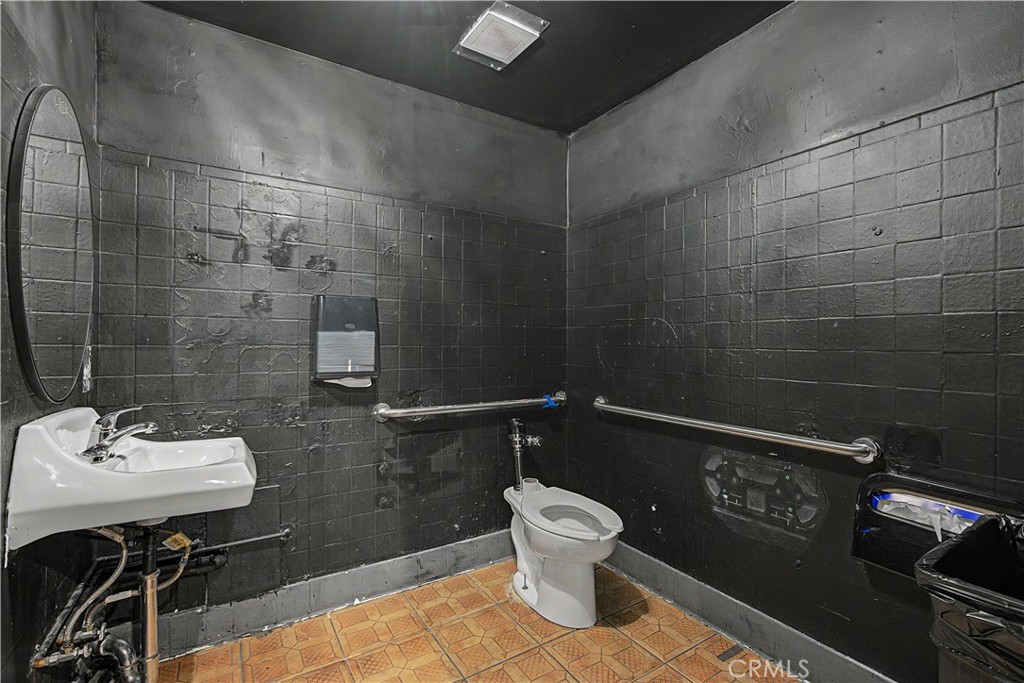 1253 E 4th Property Photo 15