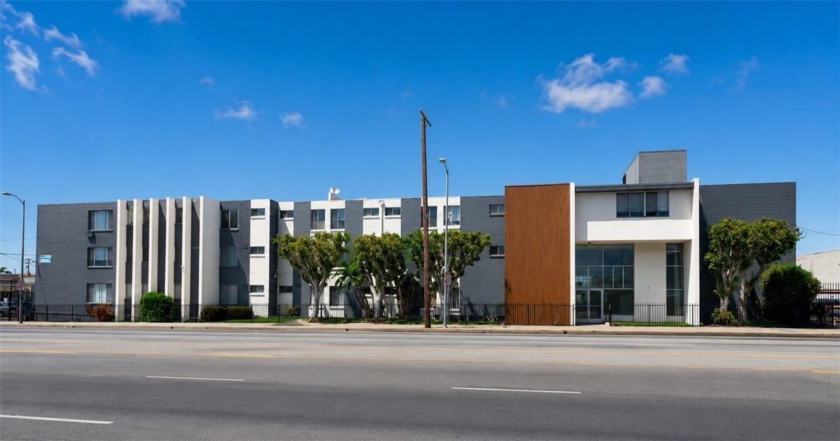 835 W Rosecrans Avenue