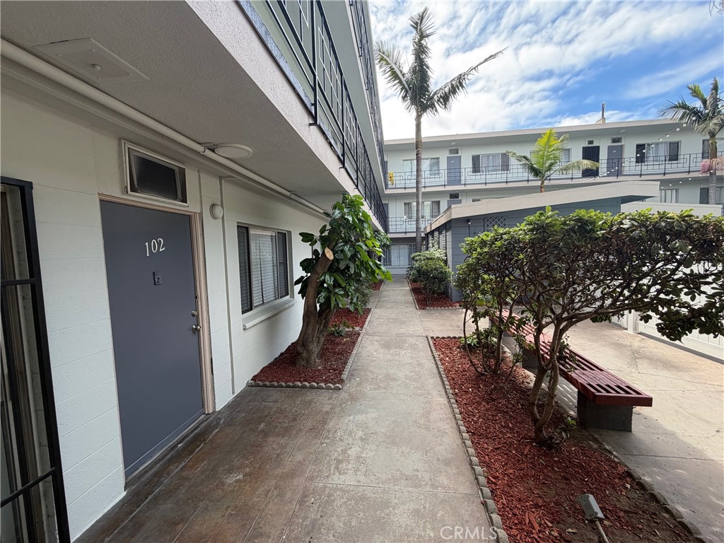 835 W Rosecrans Avenue Property Photo 3