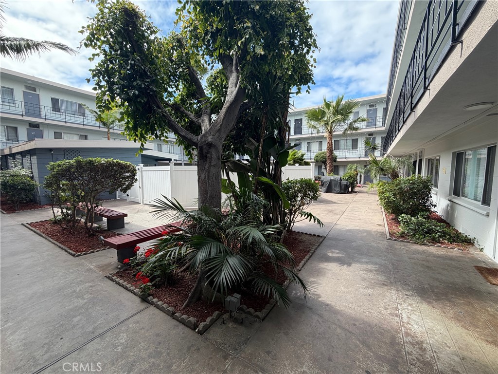835 W Rosecrans Avenue Property Photo 4