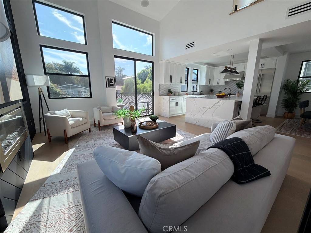 110 S Irena Avenue B Property Photo 8