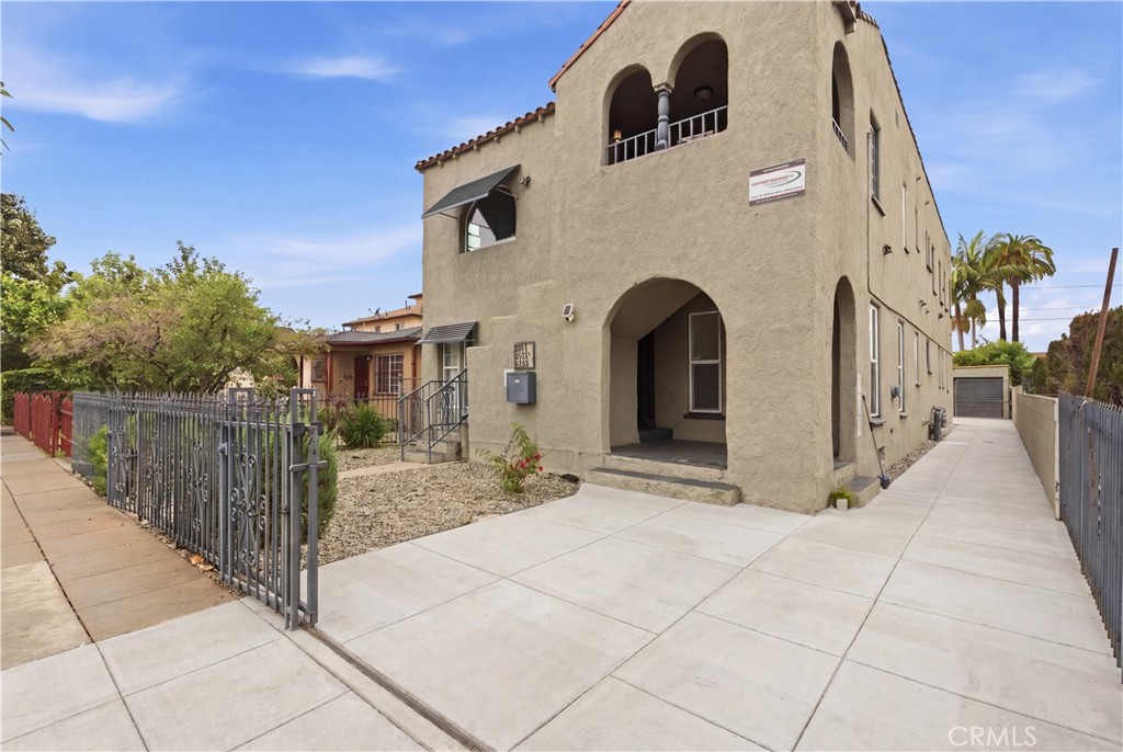 2911 S Palm Grove Avenue Property Photo 4