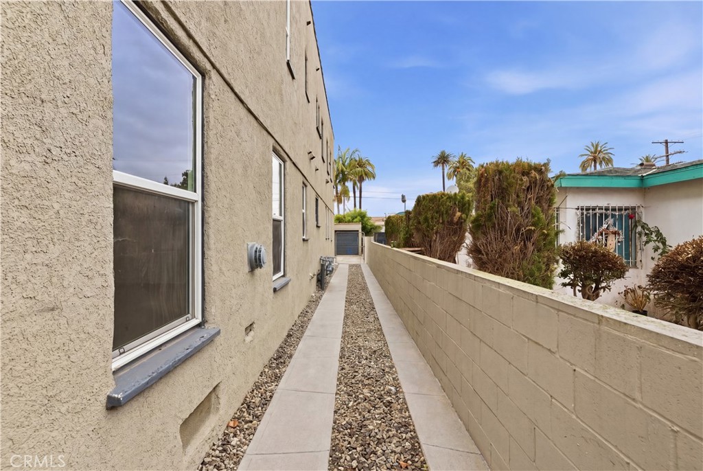 2911 S Palm Grove Avenue Property Photo 6