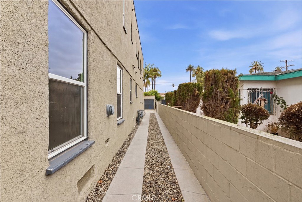 2911 S Palm Grove Avenue Property Photo 6