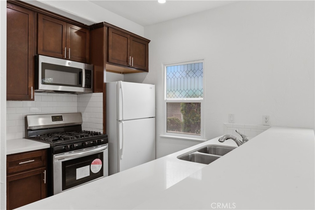 2911 S Palm Grove Avenue Property Photo 13