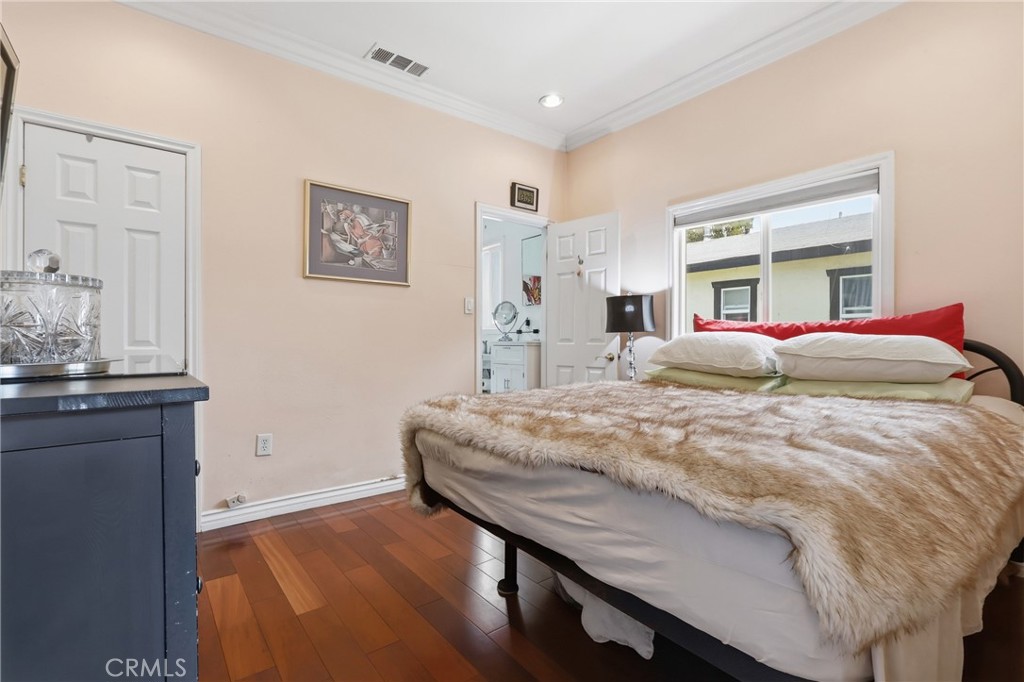 118 W 84th Place Property Photo 11