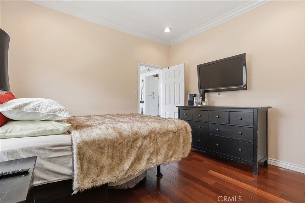 118 W 84th Place Property Photo 12