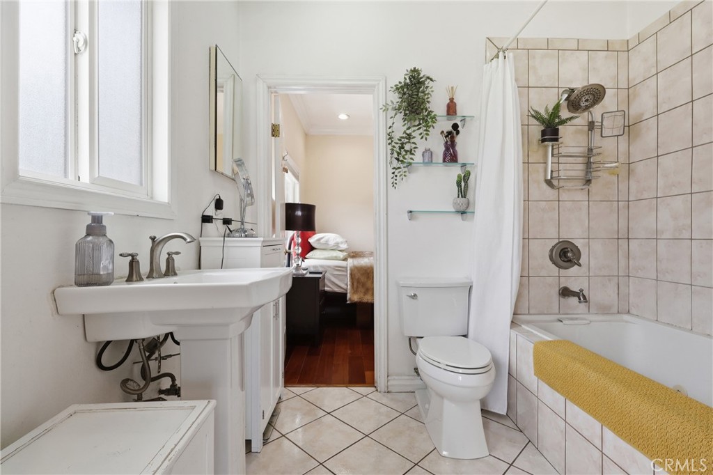 118 W 84th Place Property Photo 14