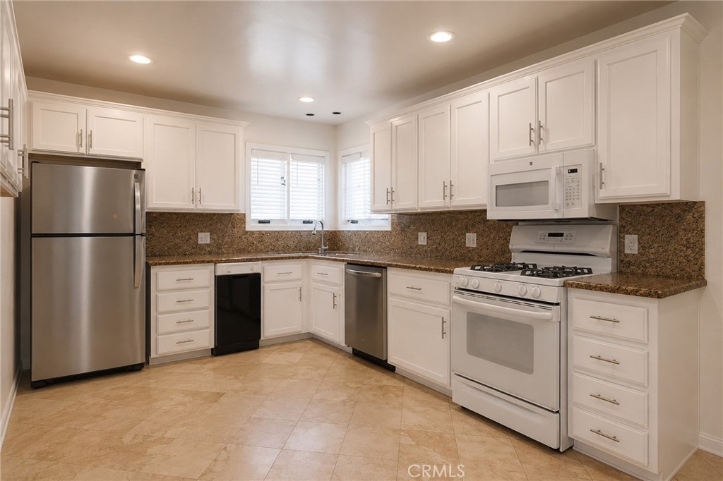 2000 Harkness Street Property Photo 6