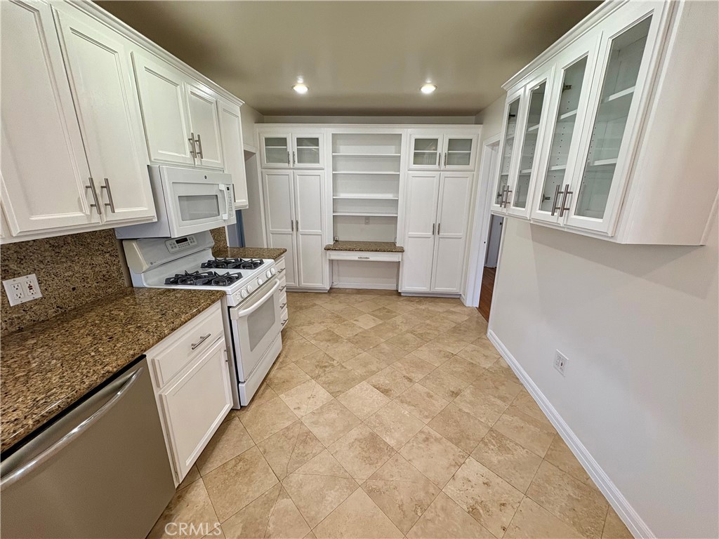 2000 Harkness Street Property Photo 7