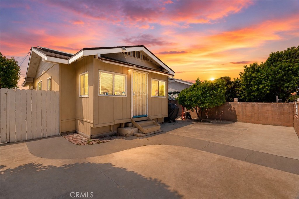 1206 E Cruces Property Photo 1