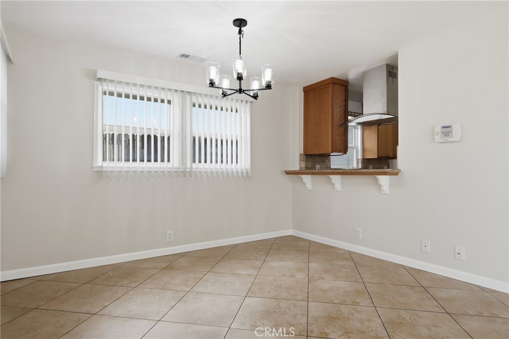 662 W 31st Property Photo 4