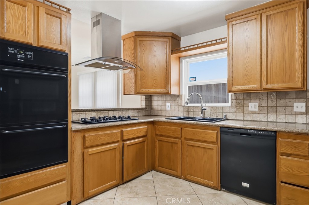 662 W 31st Property Photo 10