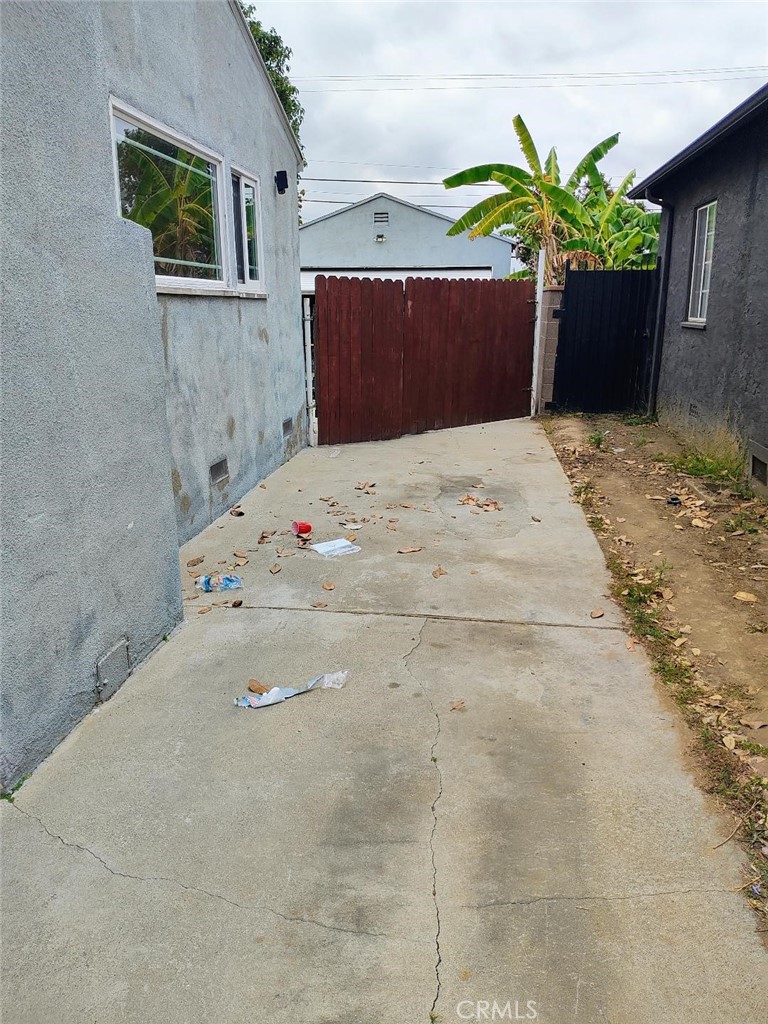 9206 S Van Ness Street Property Photo 13