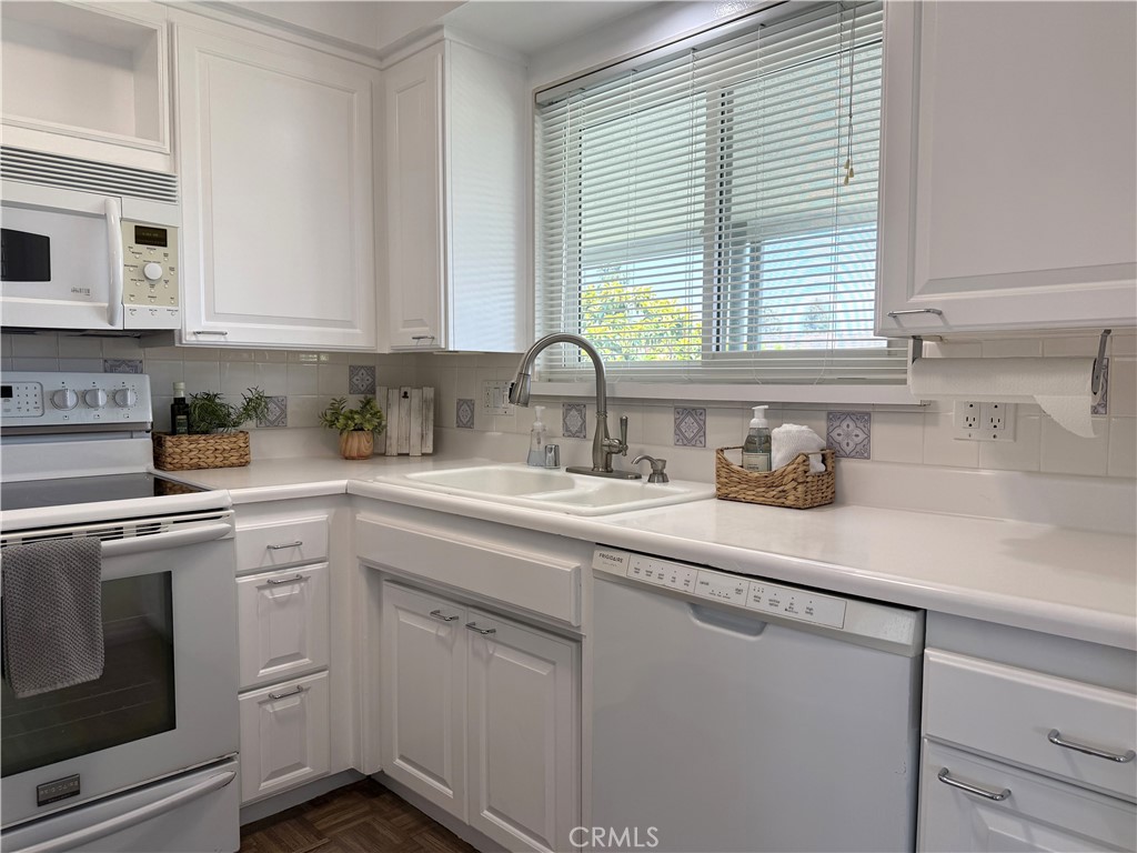 22853 Nadine B Property Photo 21