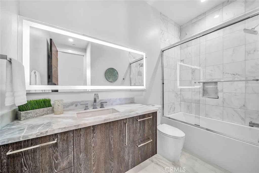 242 S Broadway Property Photo 9