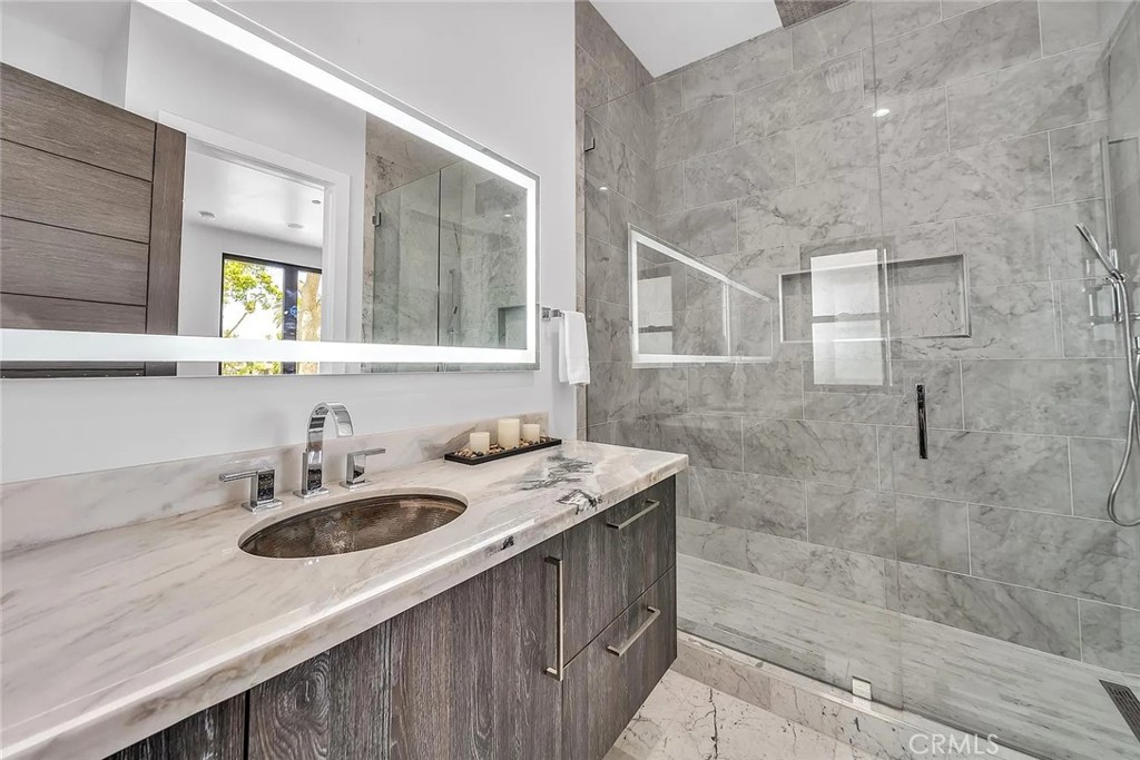 242 S Broadway Property Photo 11