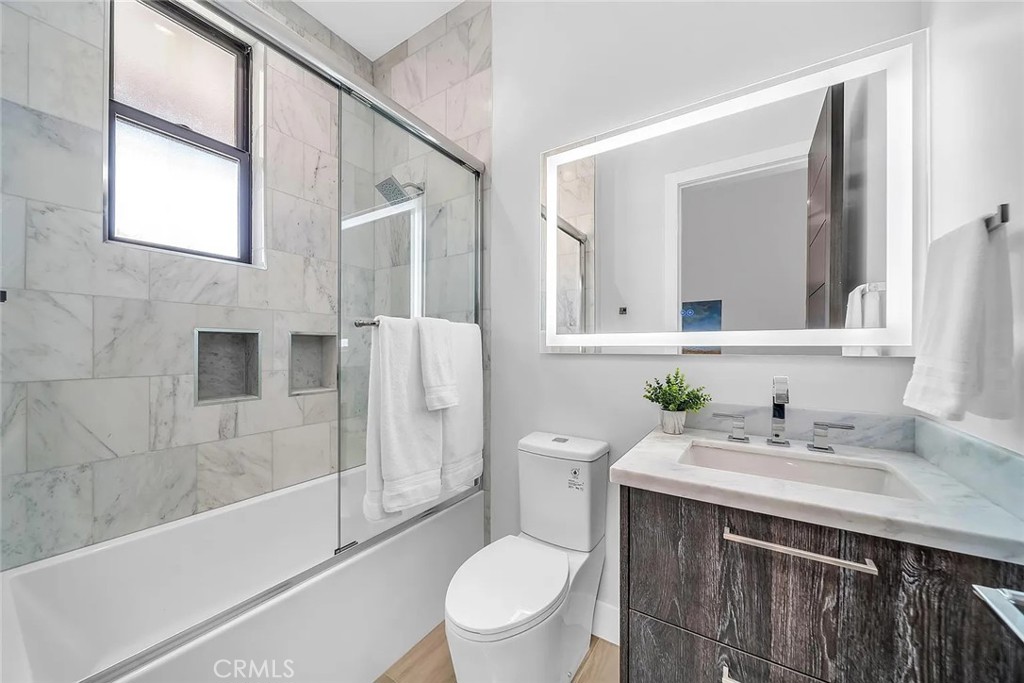 242 S Broadway Property Photo 12
