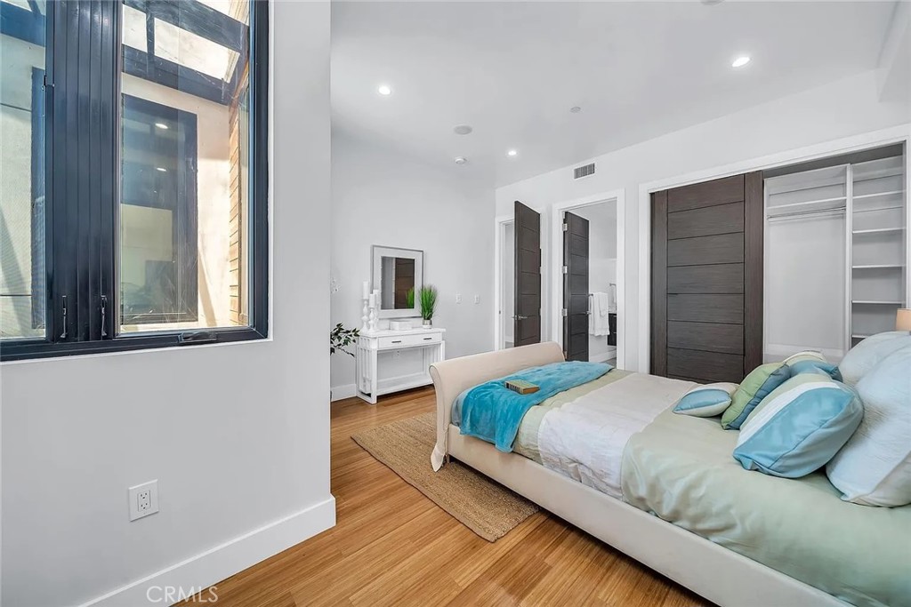 242 S Broadway Property Photo 14