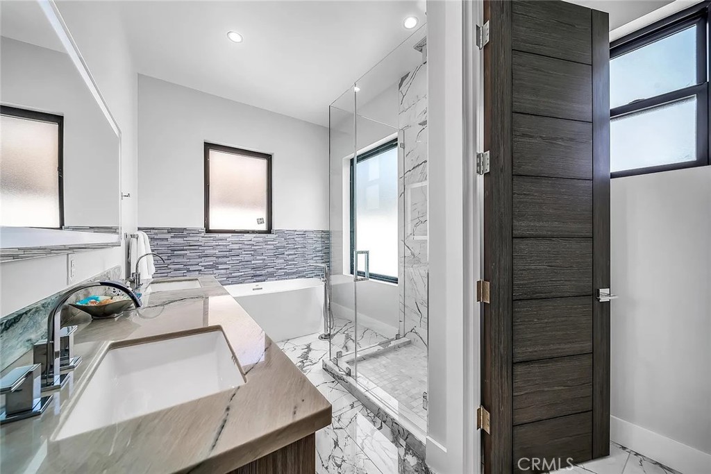 242 S Broadway Property Photo 25