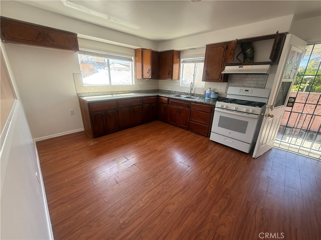 732 W 12th Property Photo 4