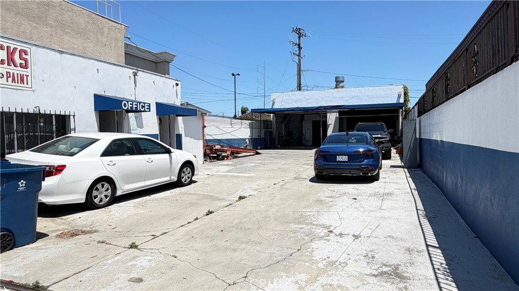 5027 W Rosecrans Property Photo 3