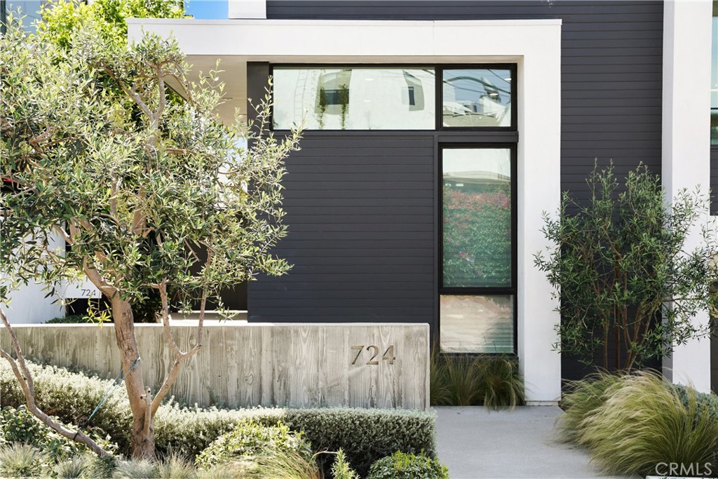 724 24th Place Property Photo 3
