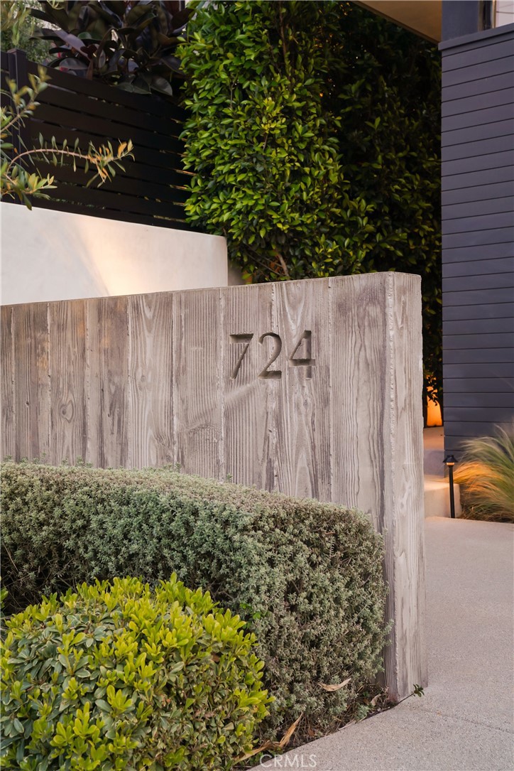 724 24th Place Property Photo 4