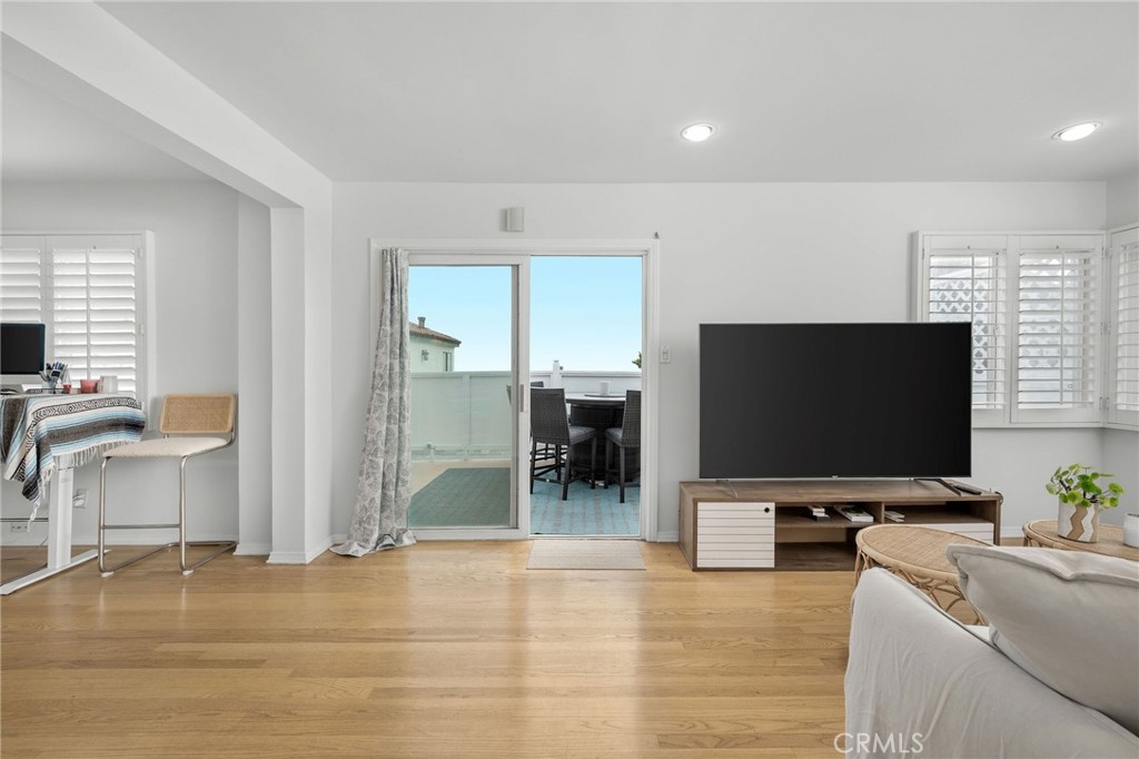 1016 The Strand Property Photo 37