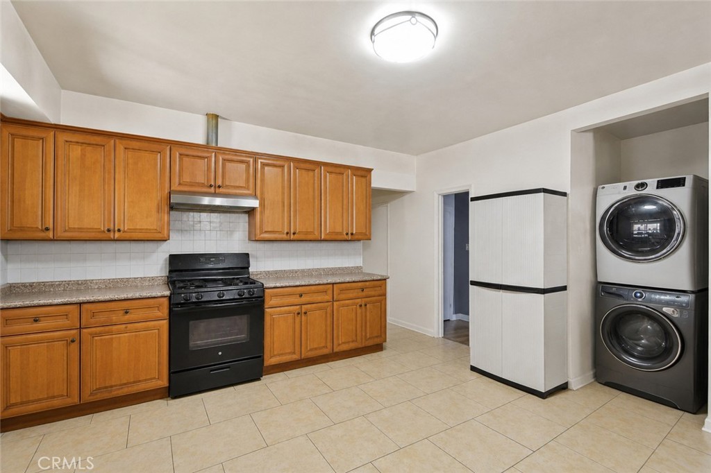 232 E 47th Property Photo 8