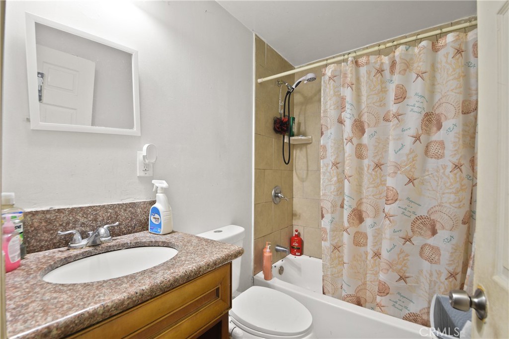 232 E 47th Property Photo 15