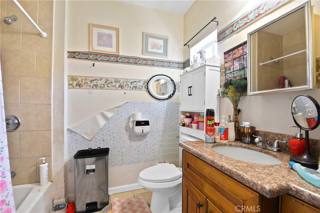 232 E 47th Property Photo 16