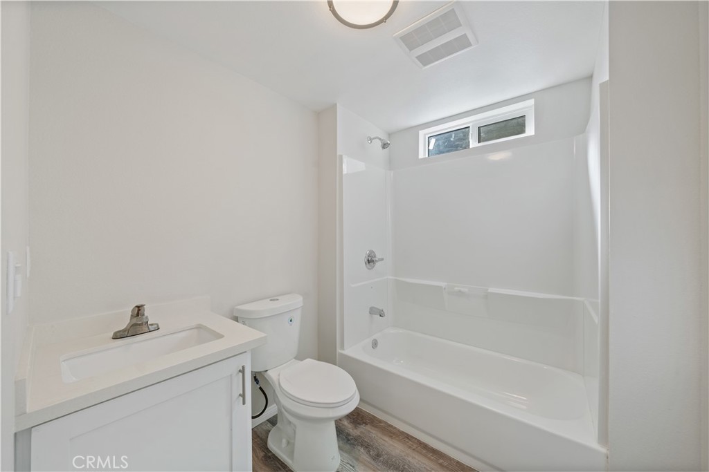 324 W 51st St Property Photo 13