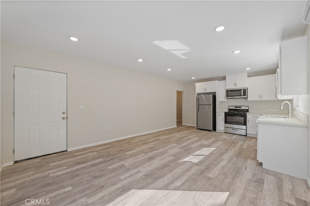 324 W 51st St Property Photo 14