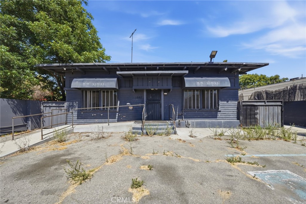 1664 S Western Avenue Property Photo 13
