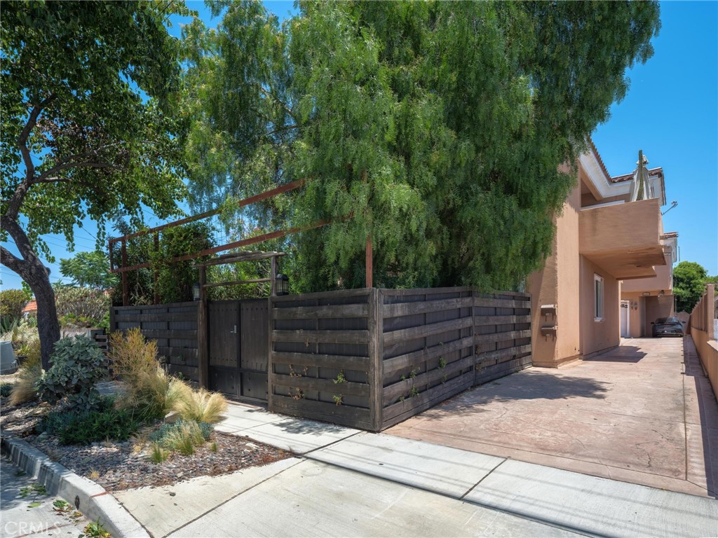 18426 Mansel Property Photo 3